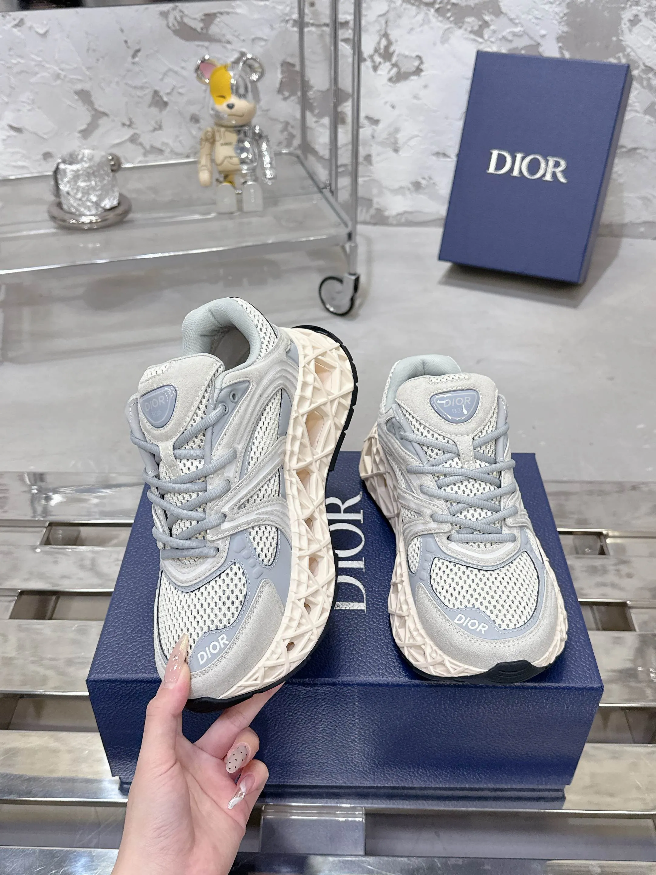 Factory price 780💰 Top version! ! ! Dior (B35) DIOR spring and summer men's wear show, the show was held at the Valle de Grasse School in Paris. Kim Jones drew inspiration from the works of South African artist Hylton Nel. The details of the shoes, clog soles and tribal elements, cleverly blended luxury craftsmanship and practicality, with fresh childishness and bright temperament, creating a new season hot spot. Dior KAWA Dior co-branded casual sports shoes reinterpret running shoes with Dior's high-end style. B35 is made of fine-textured leather and mesh fabric materials. It can be worn in all seasons, is comfortable and breathable, and has multiple lines on the shoe body to outline details. It has a full retro three-dimensional feel and can create a casual look all year round! Fabric: Cowhide/customized cloth material Lining: Imported breathable mesh Outsole: Original molded outsole Size: 39-46 (customized at 45.46)